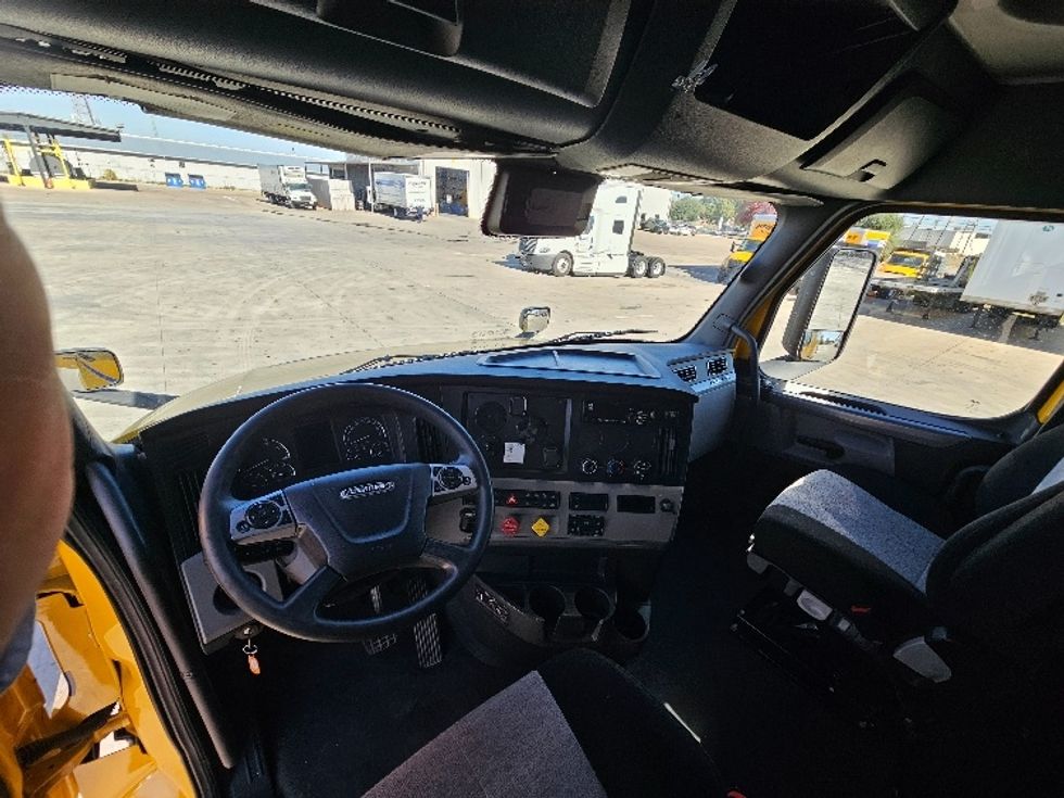 Sleeper Tractor-Heavy Duty Tractors-Freightliner-2022-T12664ST-San Antonio-TX-473,626\n\t\tmiles-$ 69,500 - Image 11