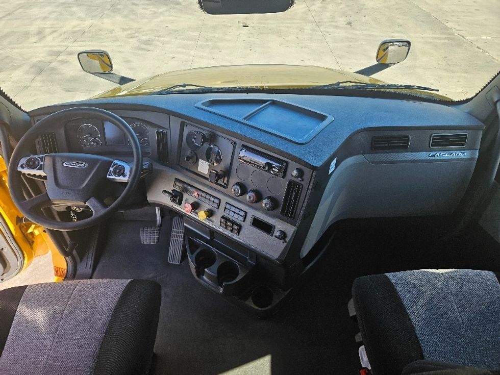 Sleeper Tractor-Heavy Duty Tractors-Freightliner-2022-T12664ST-San Antonio-TX-473,626\n\t\tmiles-$ 69,500 - Image 12