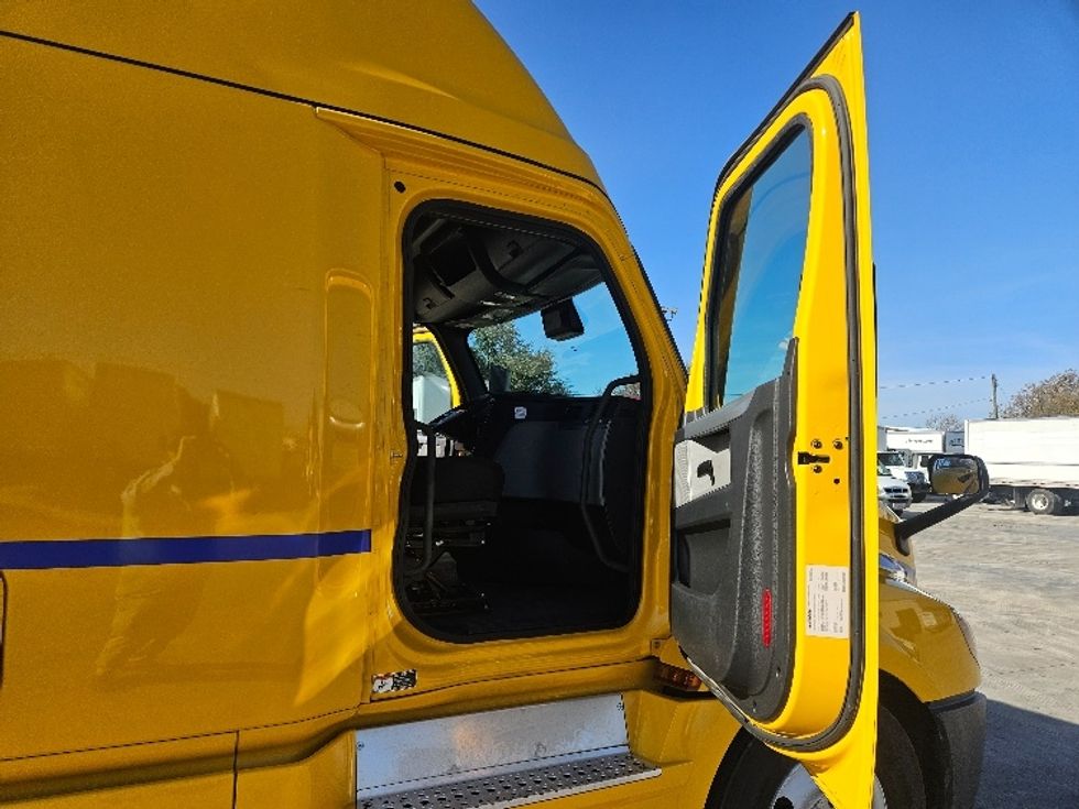 Sleeper Tractor-Heavy Duty Tractors-Freightliner-2022-T12664ST-San Antonio-TX-473,626\n\t\tmiles-$ 69,500 - Image 13