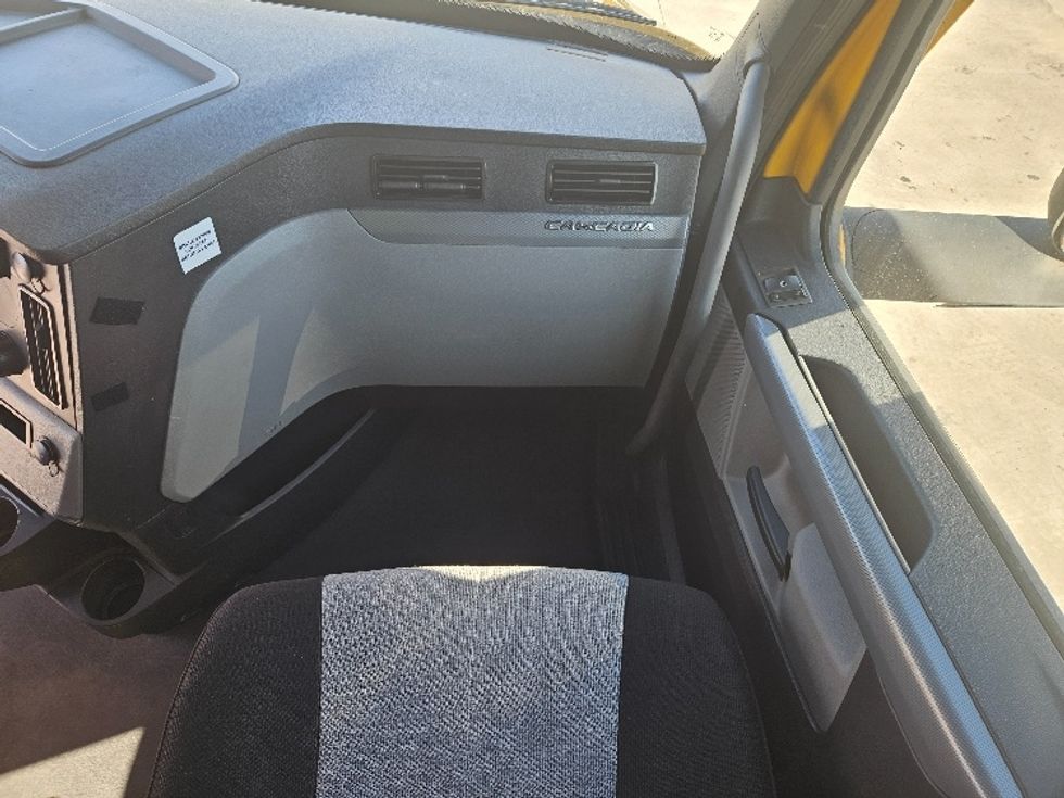 Sleeper Tractor-Heavy Duty Tractors-Freightliner-2022-T12664ST-San Antonio-TX-473,626\n\t\tmiles-$ 69,500 - Image 14