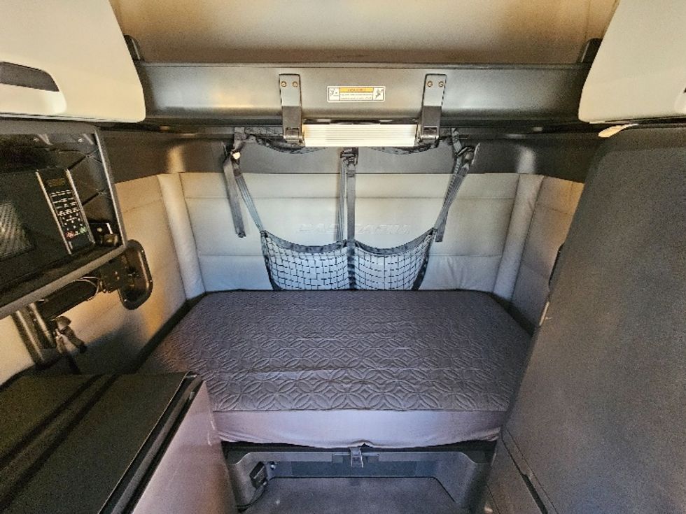 Sleeper Tractor-Heavy Duty Tractors-Freightliner-2022-T12664ST-San Antonio-TX-473,626\n\t\tmiles-$ 69,500 - Image 16