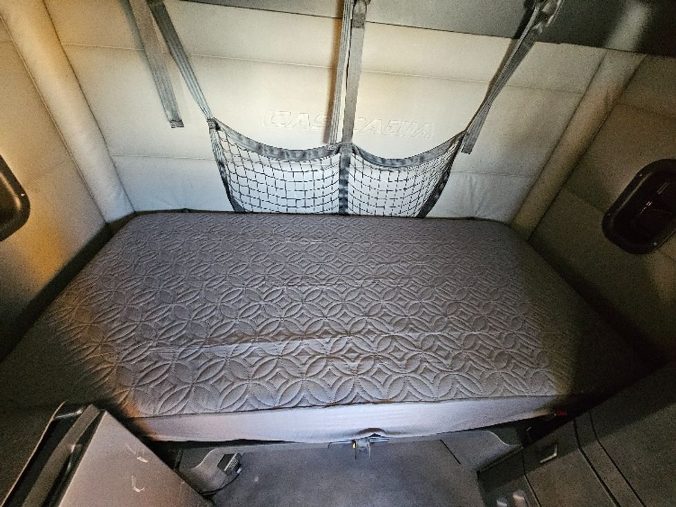 Sleeper Tractor-Heavy Duty Tractors-Freightliner-2022-T12664ST-San Antonio-TX-473,626\n\t\tmiles-$ 69,500 - Image 17