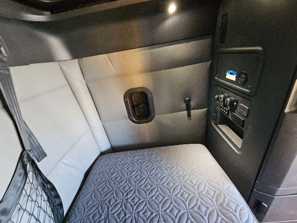 Sleeper Tractor-Heavy Duty Tractors-Freightliner-2022-T12664ST-San Antonio-TX-473,626\n\t\tmiles-$ 69,500 - Image 18