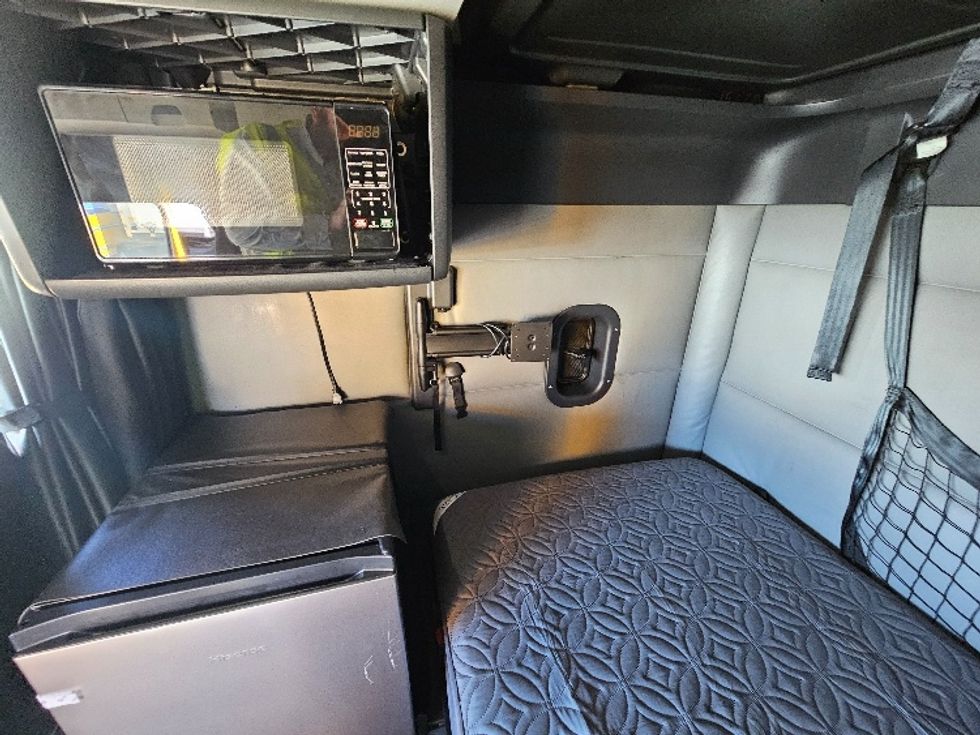 Sleeper Tractor-Heavy Duty Tractors-Freightliner-2022-T12664ST-San Antonio-TX-473,626\n\t\tmiles-$ 69,500 - Image 19