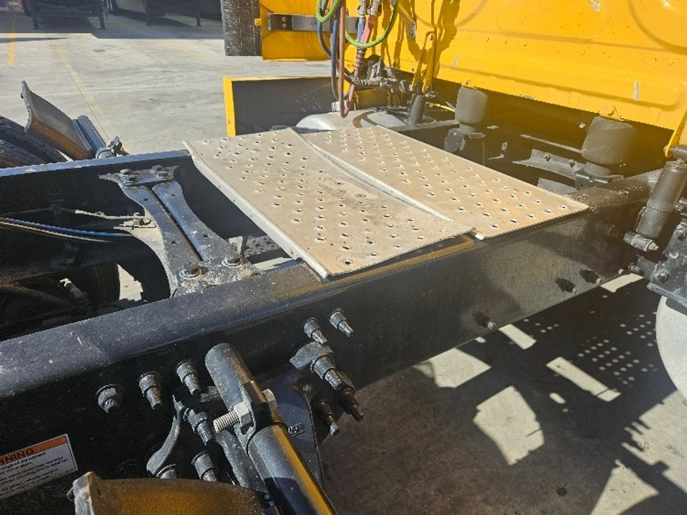 Sleeper Tractor-Heavy Duty Tractors-Freightliner-2022-T12664ST-San Antonio-TX-473,626\n\t\tmiles-$ 69,500 - Image 22