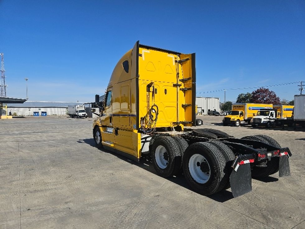 Sleeper Tractor-Heavy Duty Tractors-Freightliner-2022-T12664ST-San Antonio-TX-473,626\n\t\tmiles-$ 69,500 - Image 5