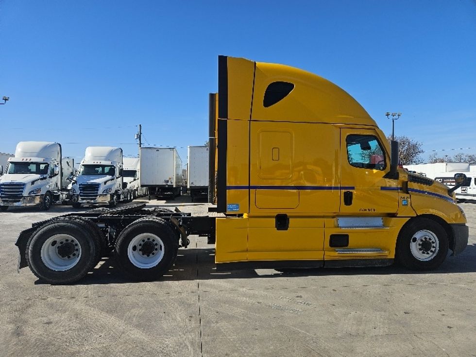 Sleeper Tractor-Heavy Duty Tractors-Freightliner-2022-T12664ST-San Antonio-TX-473,626\n\t\tmiles-$ 69,500 - Image 8
