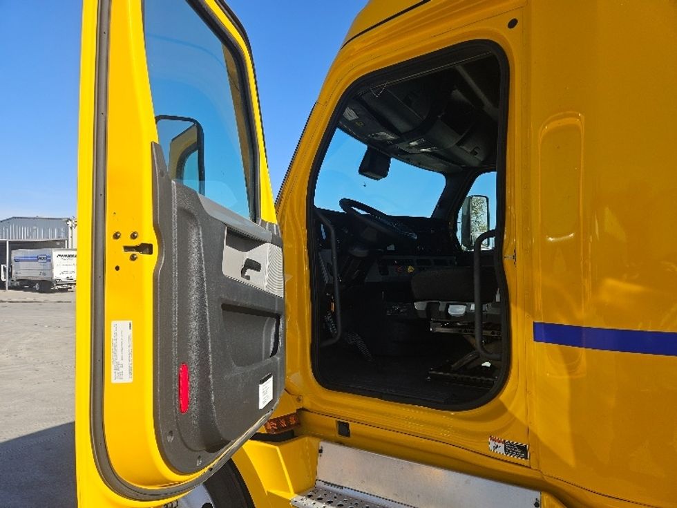 Sleeper Tractor-Heavy Duty Tractors-Freightliner-2022-T12664ST-San Antonio-TX-473,626\n\t\tmiles-$ 69,500 - Image 9