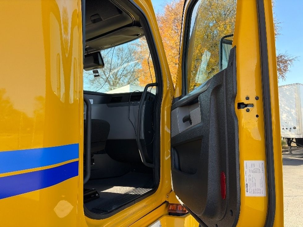 Sleeper Tractor-Heavy Duty Tractors-Freightliner-2022-T12664ST-San Antonio-TX-473,983\n\t\tmiles-$ 69,250 - Image 13