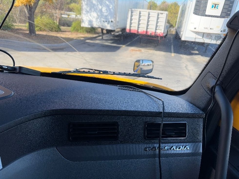 Sleeper Tractor-Heavy Duty Tractors-Freightliner-2022-T12664ST-San Antonio-TX-473,983\n\t\tmiles-$ 69,250 - Image 14