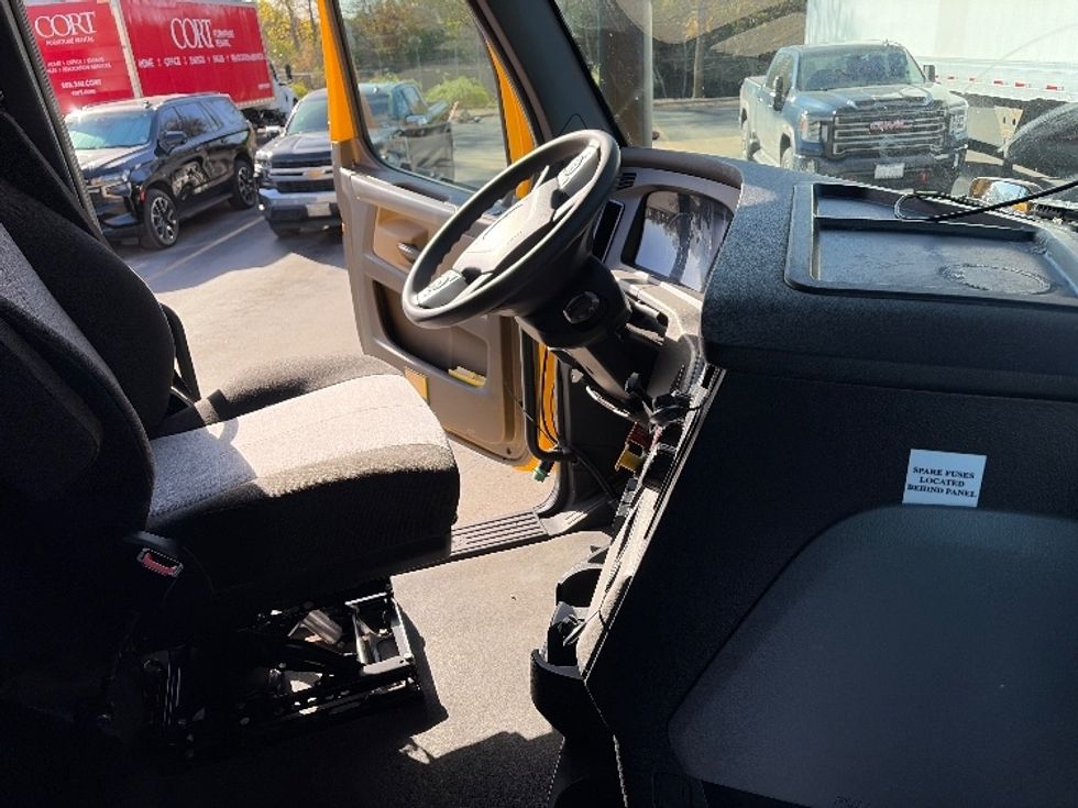 Sleeper Tractor-Heavy Duty Tractors-Freightliner-2022-T12664ST-San Antonio-TX-473,983\n\t\tmiles-$ 69,250 - Image 15