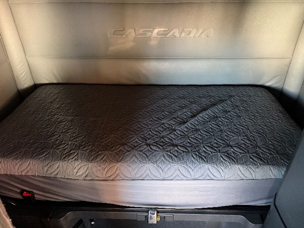 Sleeper Tractor-Heavy Duty Tractors-Freightliner-2022-T12664ST-San Antonio-TX-473,983\n\t\tmiles-$ 69,250 - Image 16