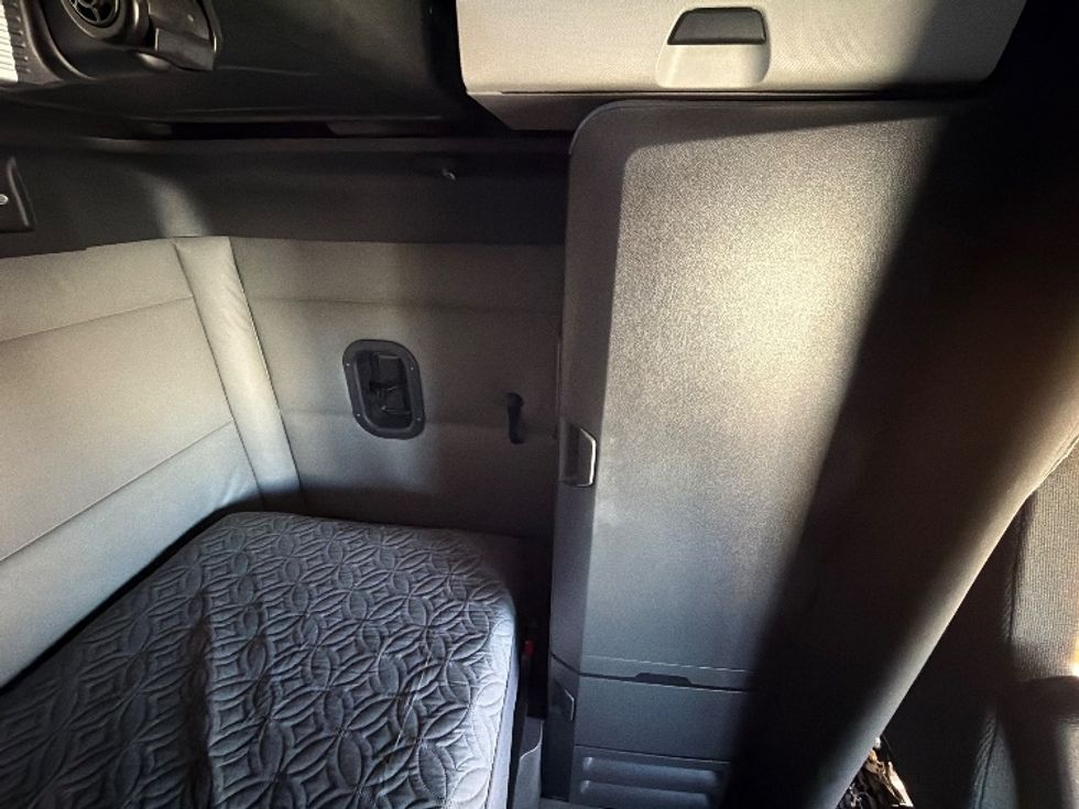 Sleeper Tractor-Heavy Duty Tractors-Freightliner-2022-T12664ST-San Antonio-TX-473,983\n\t\tmiles-$ 69,250 - Image 17