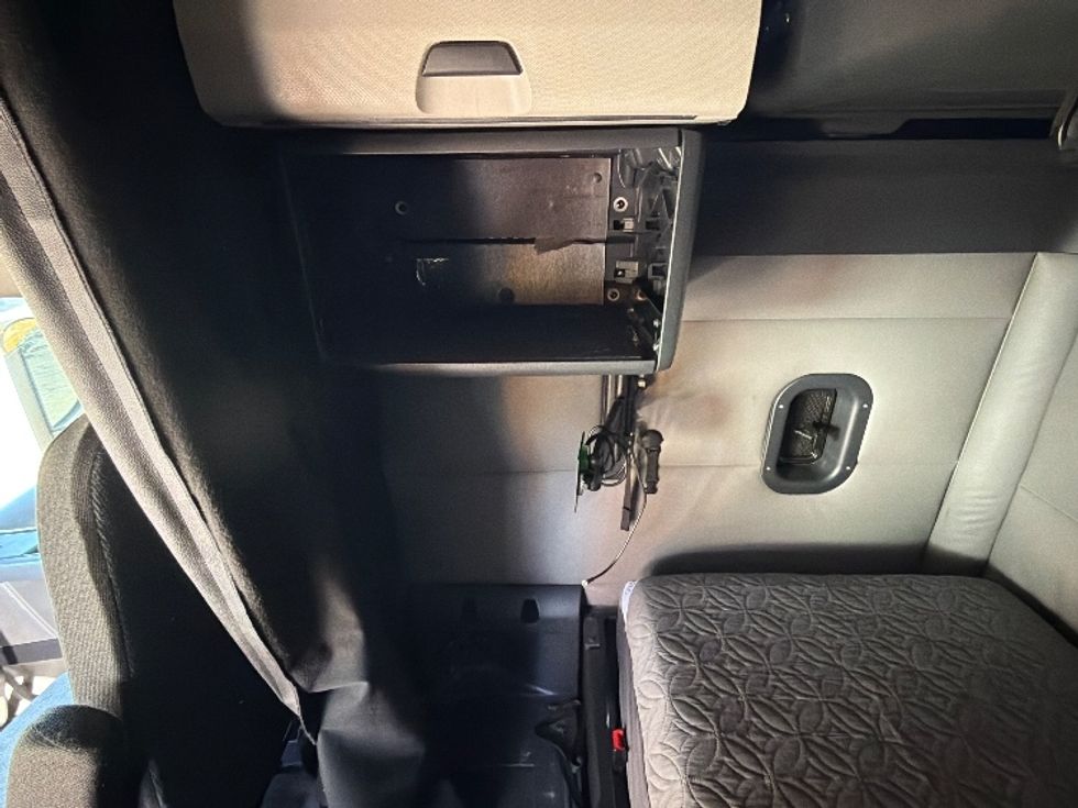 Sleeper Tractor-Heavy Duty Tractors-Freightliner-2022-T12664ST-San Antonio-TX-473,983\n\t\tmiles-$ 69,250 - Image 18