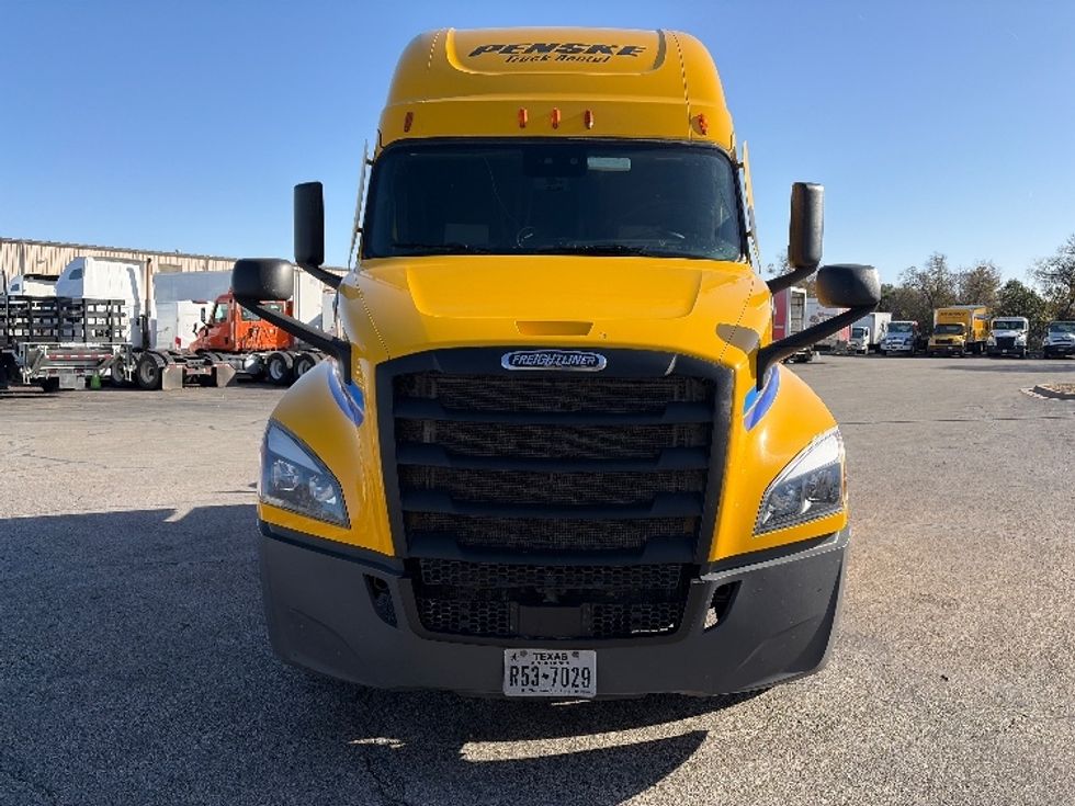 Sleeper Tractor-Heavy Duty Tractors-Freightliner-2022-T12664ST-San Antonio-TX-473,983\n\t\tmiles-$ 69,250 - Image 2