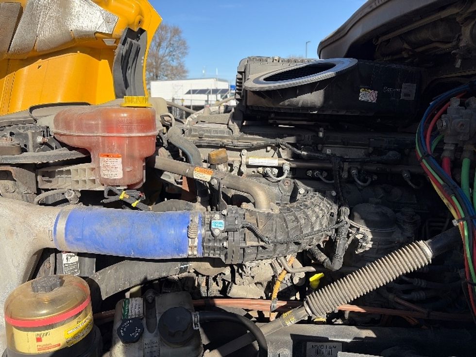 Sleeper Tractor-Heavy Duty Tractors-Freightliner-2022-T12664ST-San Antonio-TX-473,983\n\t\tmiles-$ 69,250 - Image 20