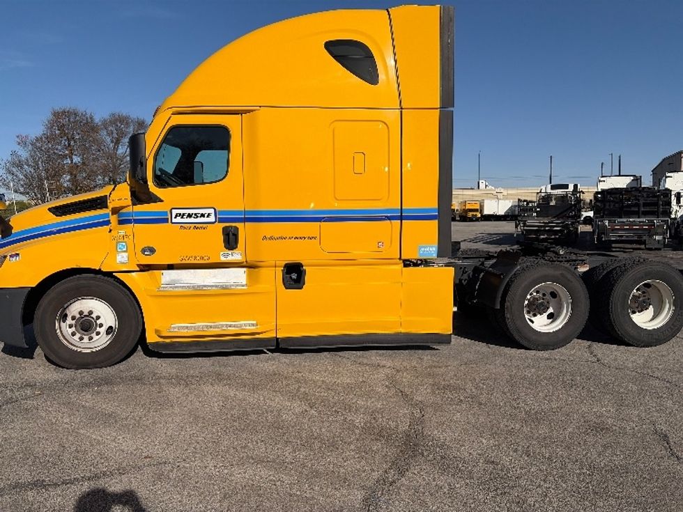 Sleeper Tractor-Heavy Duty Tractors-Freightliner-2022-T12664ST-San Antonio-TX-473,983\n\t\tmiles-$ 69,250 - Image 4