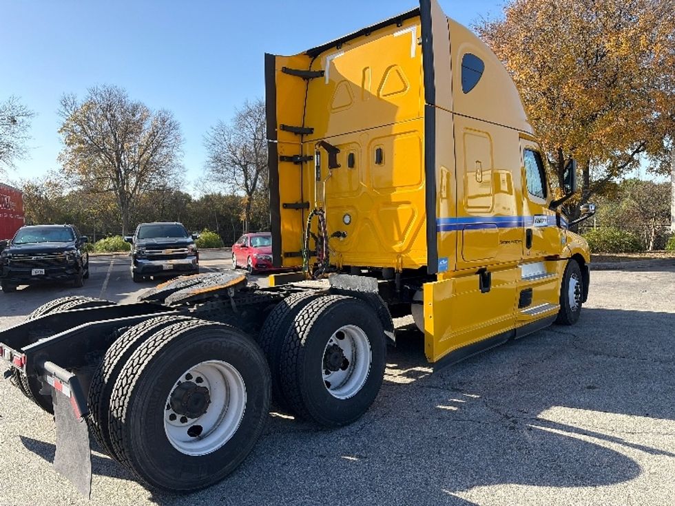 Sleeper Tractor-Heavy Duty Tractors-Freightliner-2022-T12664ST-San Antonio-TX-473,983\n\t\tmiles-$ 69,250 - Image 7