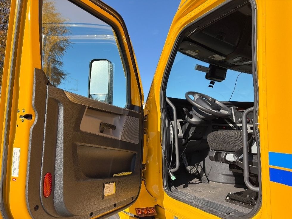 Sleeper Tractor-Heavy Duty Tractors-Freightliner-2022-T12664ST-San Antonio-TX-473,983\n\t\tmiles-$ 69,250 - Image 9