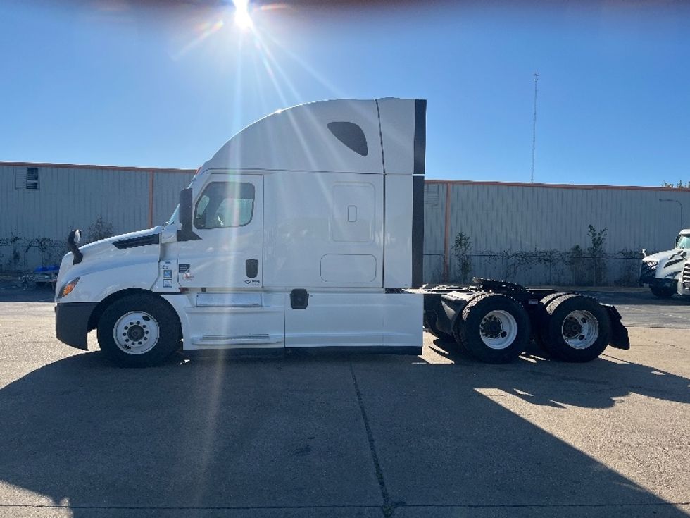 Sleeper Tractor-Heavy Duty Tractors-Freightliner-2022-T12664ST-San Antonio-TX-474,354\n\t\tmiles-$ 75,250 - Image 4