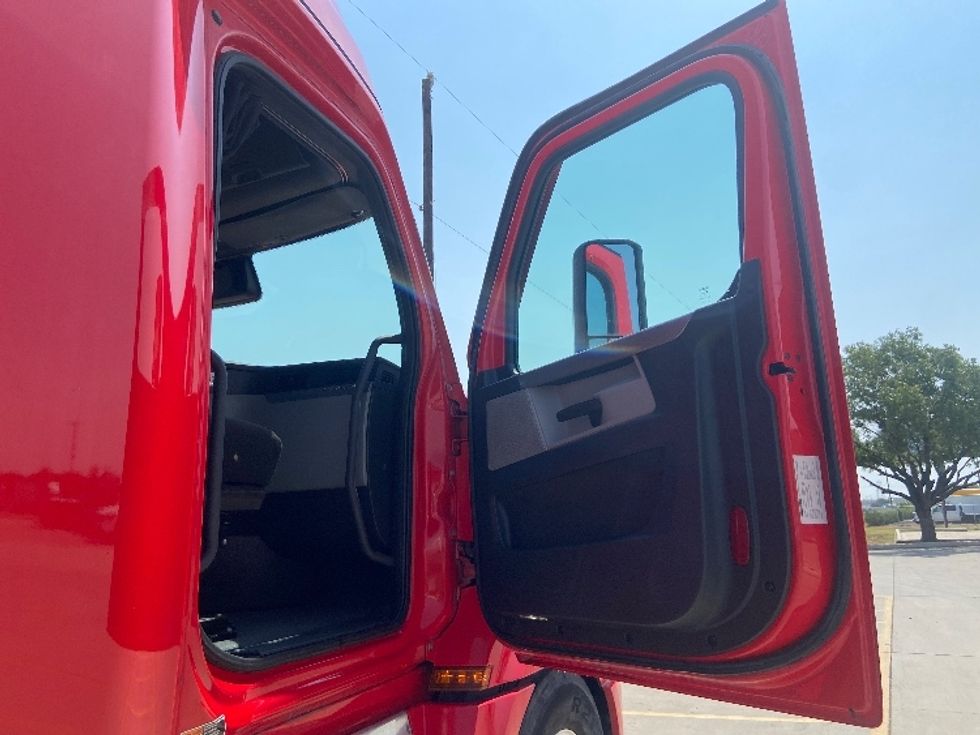 Sleeper Tractor-Heavy Duty Tractors-Freightliner-2022-T12664ST-San Antonio-TX-475,142\n\t\tmiles-$ 79,500 - Image 13