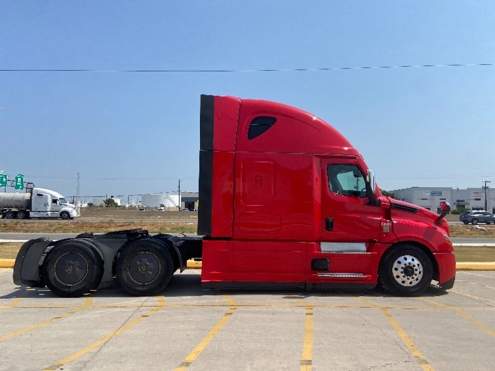 Sleeper Tractor-Heavy Duty Tractors-Freightliner-2022-T12664ST-San Antonio-TX-475,142\n\t\tmiles-$ 79,500 - Image 8