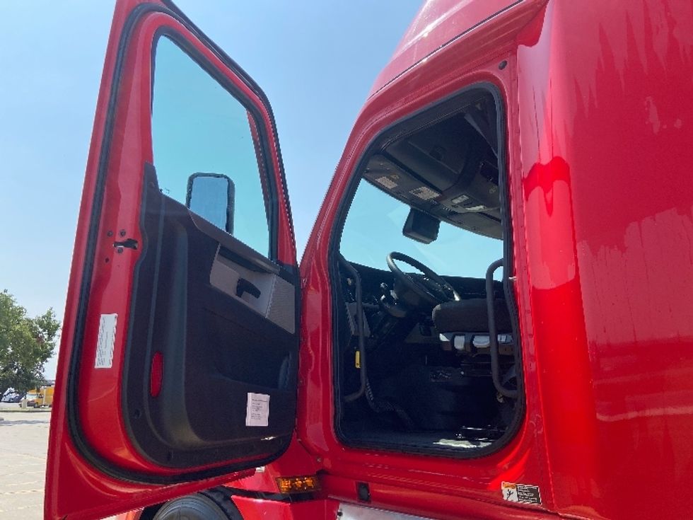 Sleeper Tractor-Heavy Duty Tractors-Freightliner-2022-T12664ST-San Antonio-TX-475,142\n\t\tmiles-$ 79,500 - Image 9