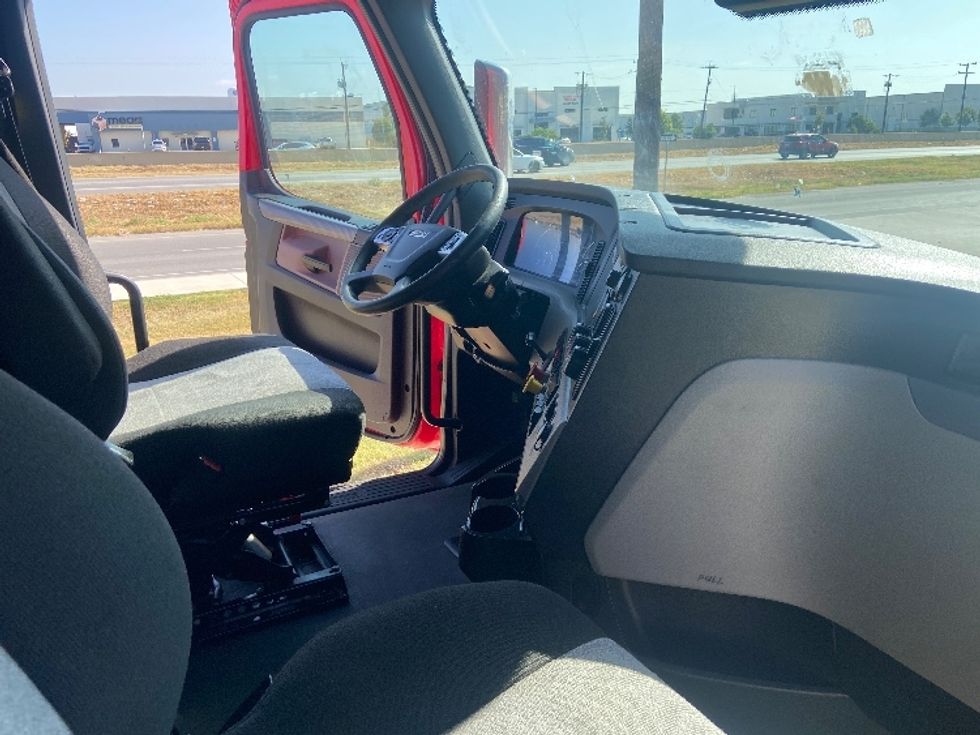 Sleeper Tractor-Heavy Duty Tractors-Freightliner-2022-T12664ST-San Antonio-TX-483,316\n\t\tmiles-$ 76,750 - Image 15