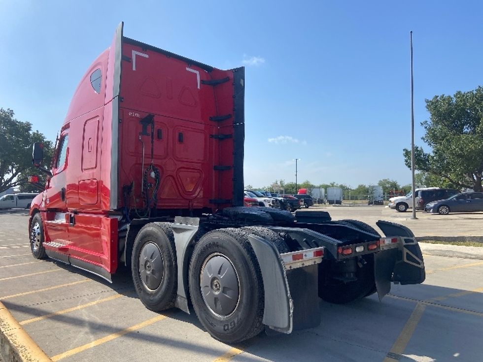Sleeper Tractor-Heavy Duty Tractors-Freightliner-2022-T12664ST-San Antonio-TX-483,316\n\t\tmiles-$ 76,750 - Image 5