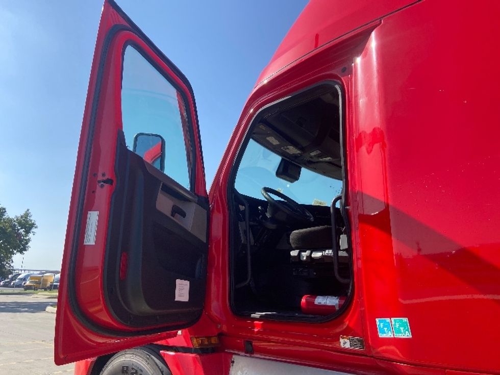 Sleeper Tractor-Heavy Duty Tractors-Freightliner-2022-T12664ST-San Antonio-TX-483,316\n\t\tmiles-$ 76,750 - Image 9