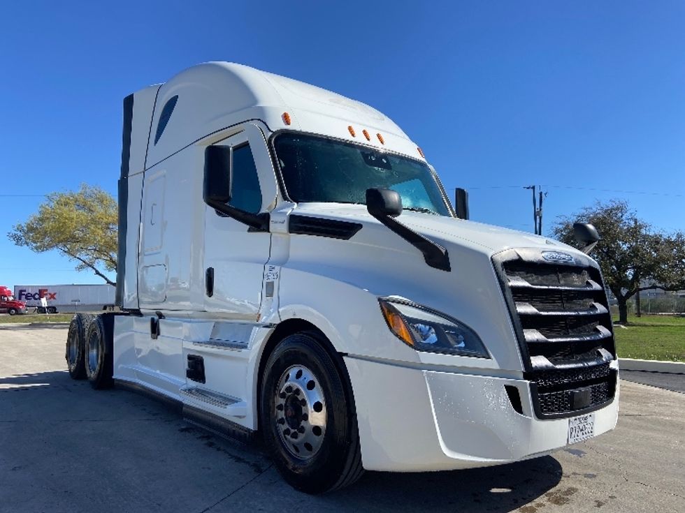Sleeper Tractor-Heavy Duty Tractors-Freightliner-2022-T12664ST-San Antonio-TX-483,391\n\t\tmiles-$ 72,500 - Image 1