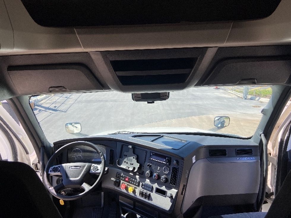 Sleeper Tractor-Heavy Duty Tractors-Freightliner-2022-T12664ST-San Antonio-TX-483,391\n\t\tmiles-$ 72,500 - Image 12