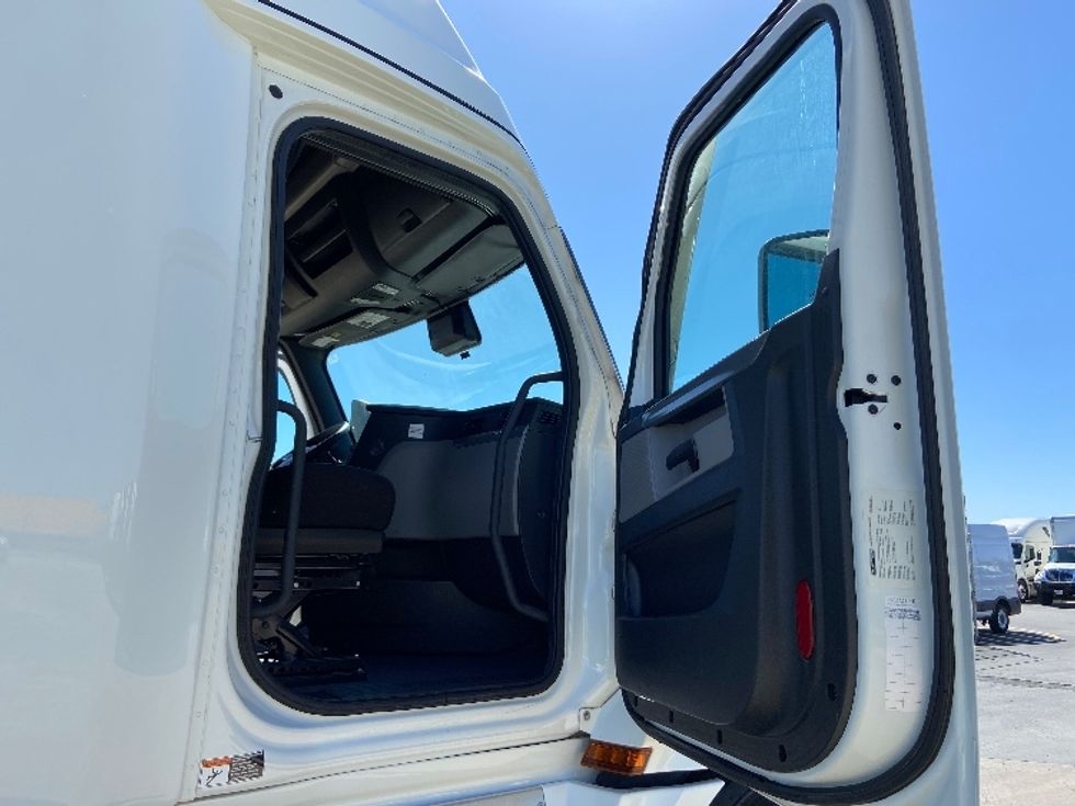 Sleeper Tractor-Heavy Duty Tractors-Freightliner-2022-T12664ST-San Antonio-TX-483,391\n\t\tmiles-$ 72,500 - Image 13