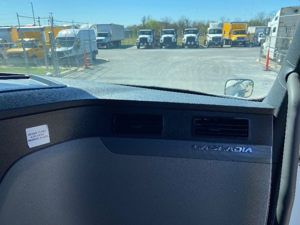 Sleeper Tractor-Heavy Duty Tractors-Freightliner-2022-T12664ST-San Antonio-TX-483,391\n\t\tmiles-$ 72,500 - Image 14