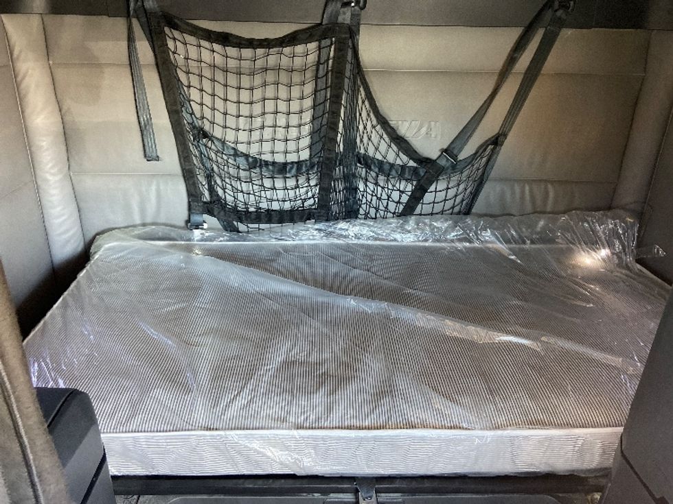 Sleeper Tractor-Heavy Duty Tractors-Freightliner-2022-T12664ST-San Antonio-TX-483,391\n\t\tmiles-$ 72,500 - Image 17