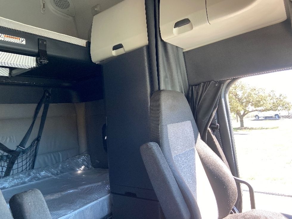 Sleeper Tractor-Heavy Duty Tractors-Freightliner-2022-T12664ST-San Antonio-TX-483,391\n\t\tmiles-$ 72,500 - Image 18