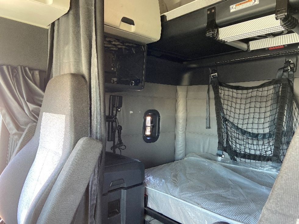 Sleeper Tractor-Heavy Duty Tractors-Freightliner-2022-T12664ST-San Antonio-TX-483,391\n\t\tmiles-$ 72,500 - Image 19