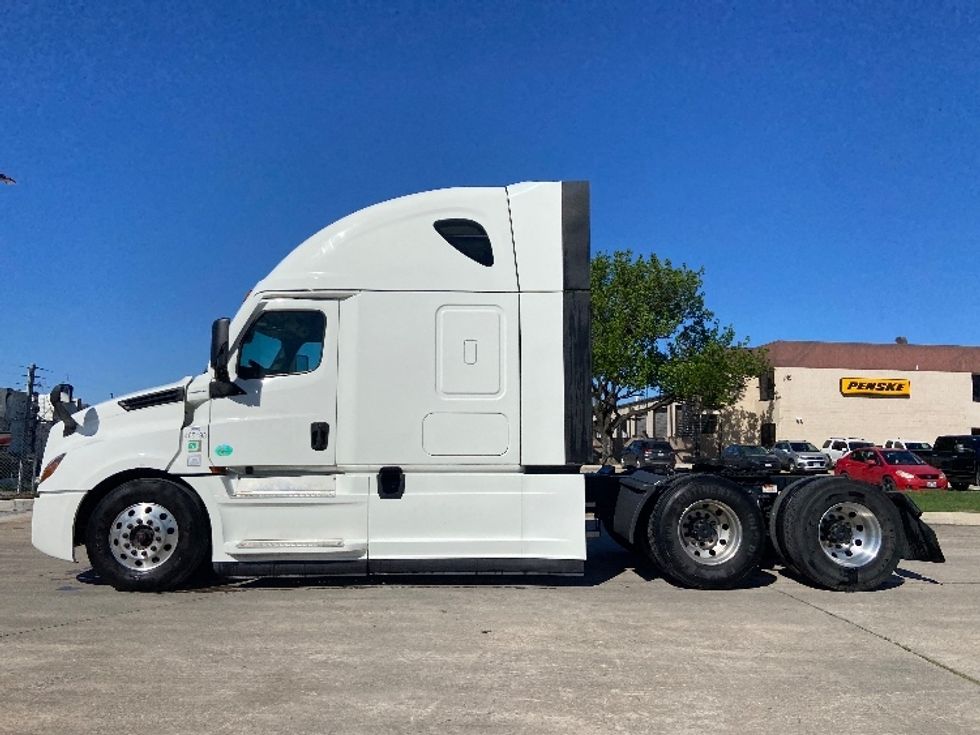 Sleeper Tractor-Heavy Duty Tractors-Freightliner-2022-T12664ST-San Antonio-TX-483,391\n\t\tmiles-$ 72,500 - Image 4
