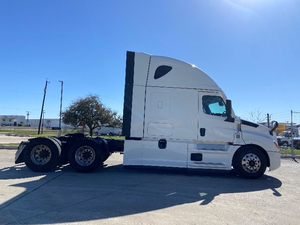 Sleeper Tractor-Heavy Duty Tractors-Freightliner-2022-T12664ST-San Antonio-TX-483,391\n\t\tmiles-$ 72,500 - Image 8