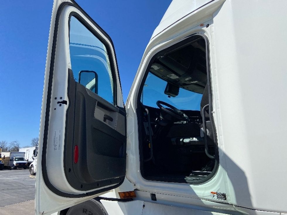 Sleeper Tractor-Heavy Duty Tractors-Freightliner-2022-T12664ST-San Antonio-TX-483,391\n\t\tmiles-$ 72,500 - Image 9