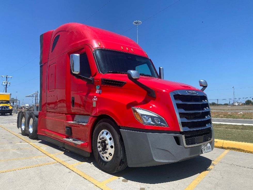 Sleeper Tractor-Heavy Duty Tractors-Freightliner-2022-T12664ST-San Antonio-TX-484,921\n\t\tmiles-$ 76,500 - Image 1