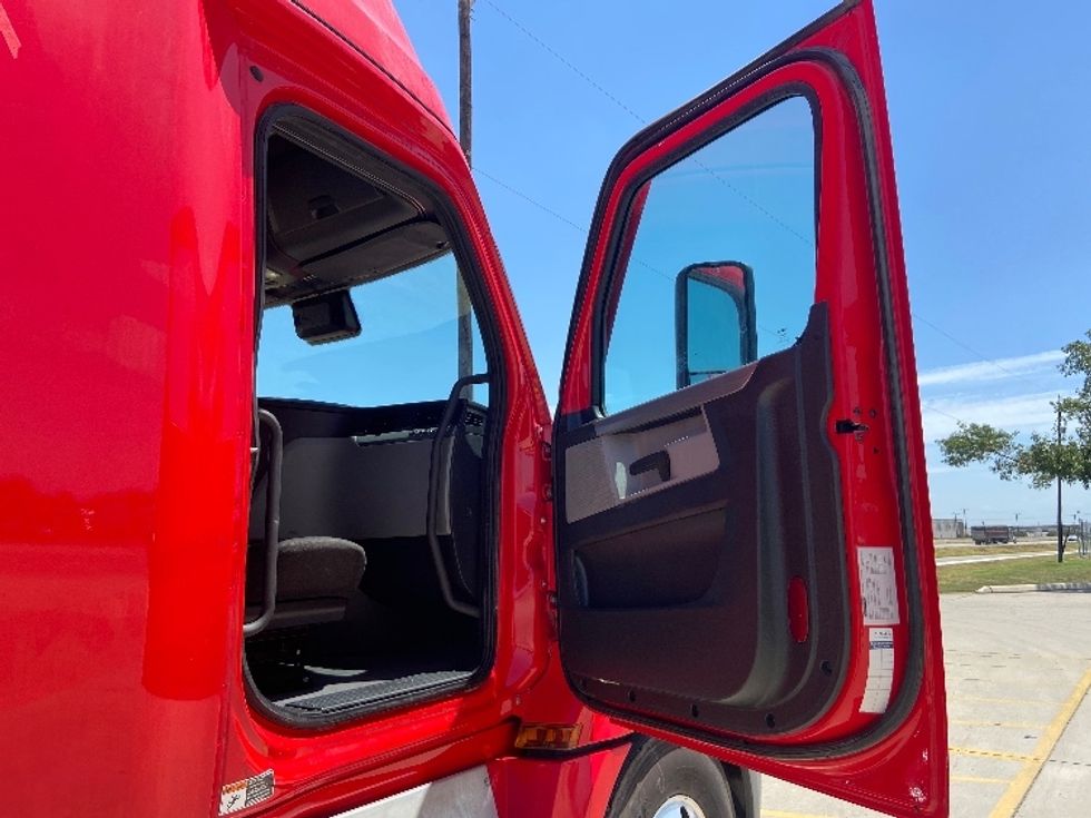 Sleeper Tractor-Heavy Duty Tractors-Freightliner-2022-T12664ST-San Antonio-TX-484,921\n\t\tmiles-$ 76,500 - Image 13
