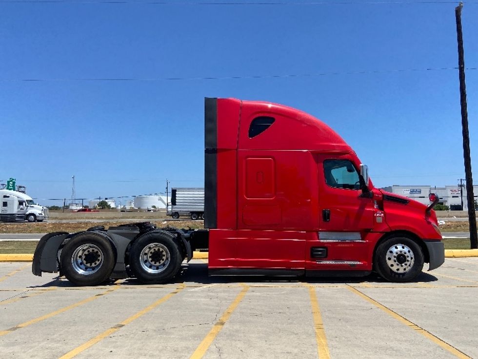 Sleeper Tractor-Heavy Duty Tractors-Freightliner-2022-T12664ST-San Antonio-TX-484,921\n\t\tmiles-$ 76,500 - Image 8