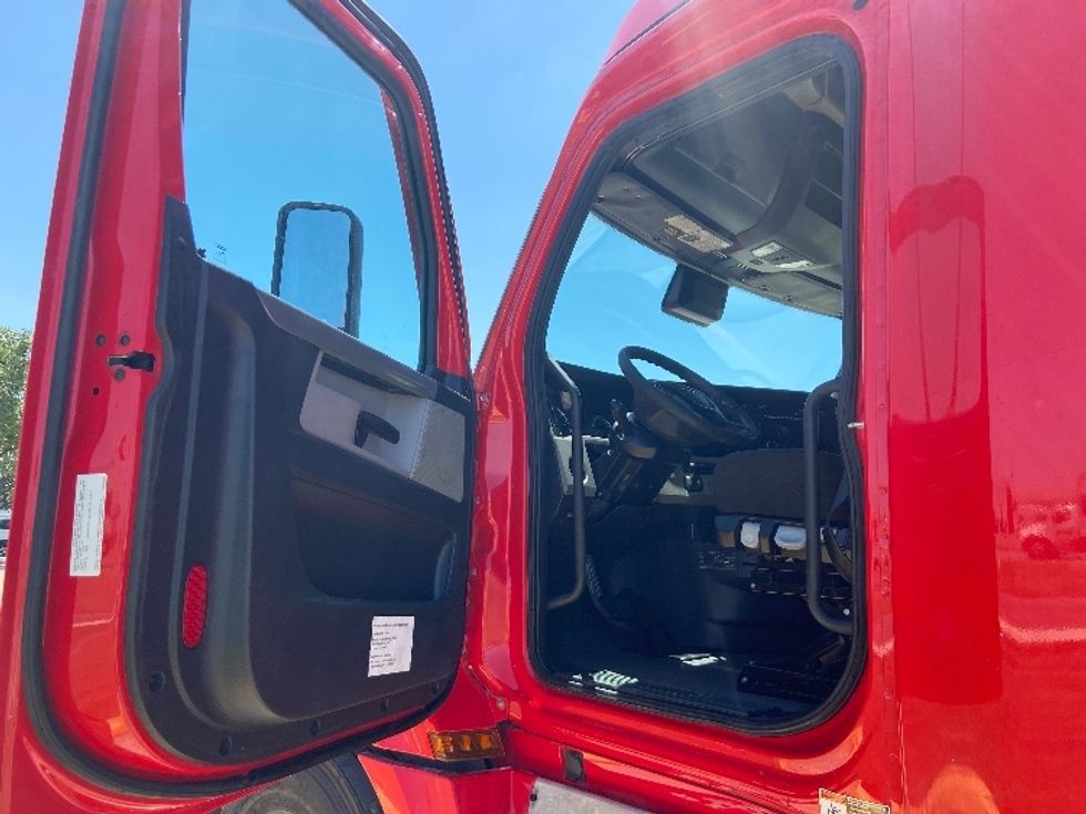 Sleeper Tractor-Heavy Duty Tractors-Freightliner-2022-T12664ST-San Antonio-TX-484,921\n\t\tmiles-$ 76,500 - Image 9