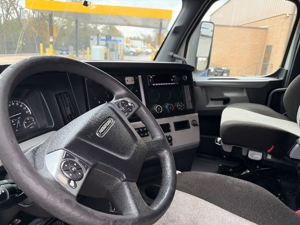 Sleeper Tractor-Heavy Duty Tractors-Freightliner-2022-T12664ST-San Antonio-TX-485,994\n\t\tmiles-$ 72,500 - Image 10
