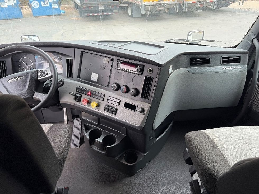 Sleeper Tractor-Heavy Duty Tractors-Freightliner-2022-T12664ST-San Antonio-TX-485,994\n\t\tmiles-$ 72,500 - Image 12