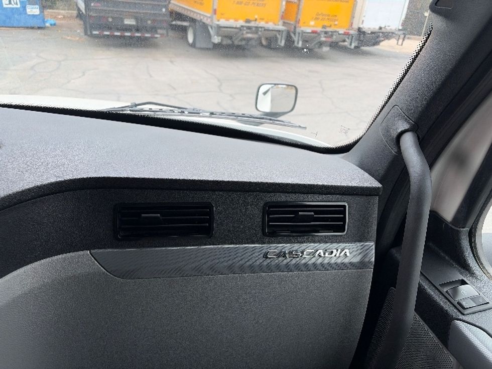 Sleeper Tractor-Heavy Duty Tractors-Freightliner-2022-T12664ST-San Antonio-TX-485,994\n\t\tmiles-$ 72,500 - Image 14