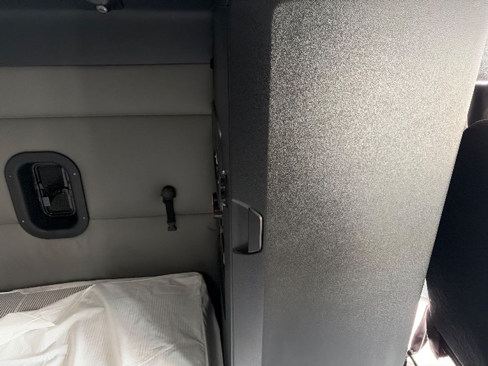 Sleeper Tractor-Heavy Duty Tractors-Freightliner-2022-T12664ST-San Antonio-TX-485,994\n\t\tmiles-$ 72,500 - Image 17