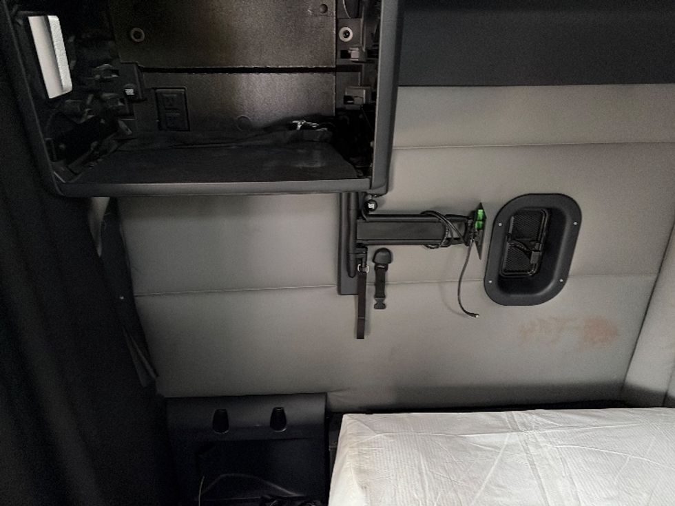 Sleeper Tractor-Heavy Duty Tractors-Freightliner-2022-T12664ST-San Antonio-TX-485,994\n\t\tmiles-$ 72,500 - Image 18