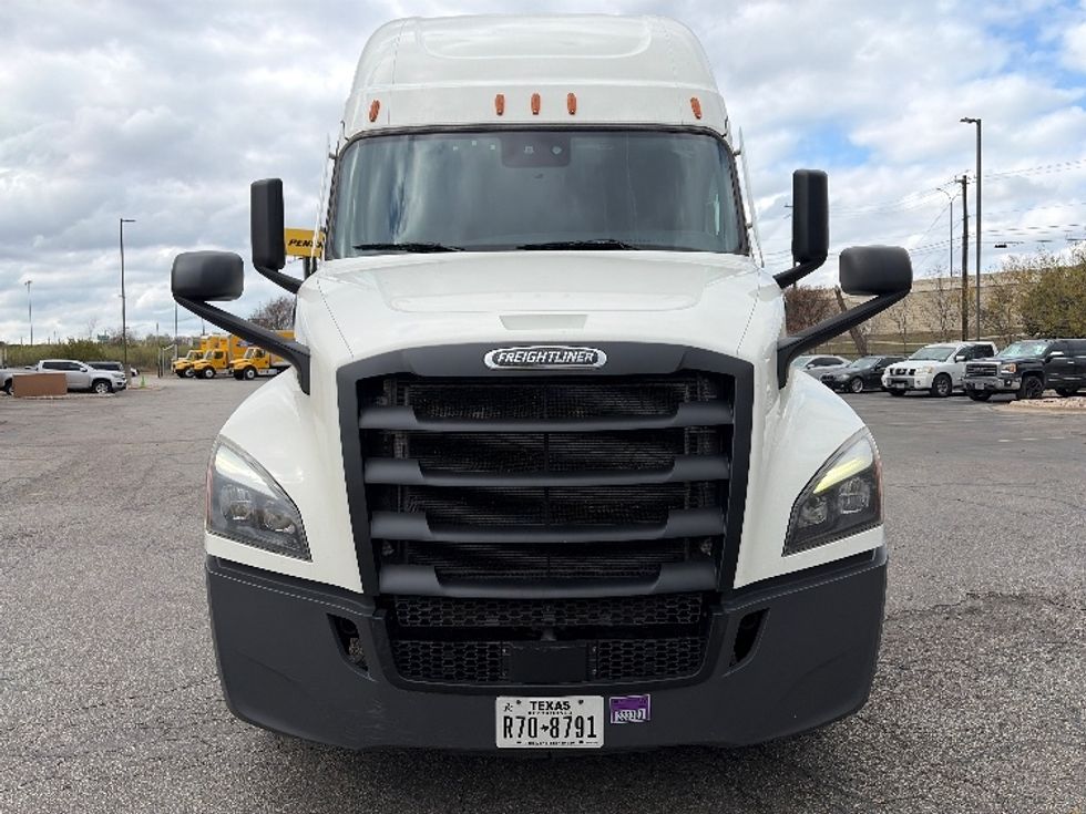 Sleeper Tractor-Heavy Duty Tractors-Freightliner-2022-T12664ST-San Antonio-TX-485,994\n\t\tmiles-$ 72,500 - Image 2